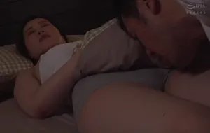 3 ngày ông chồng đi công chuyện, bà xã ở nhà nữa đêm bị bố anh xã mò vào phòng