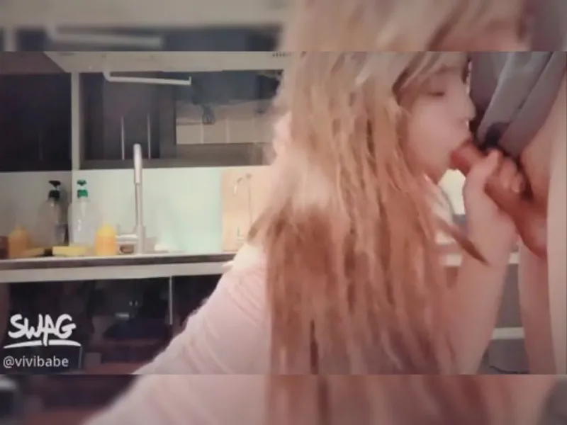 Hoá thân thành y tá xinh phang với bạn trai