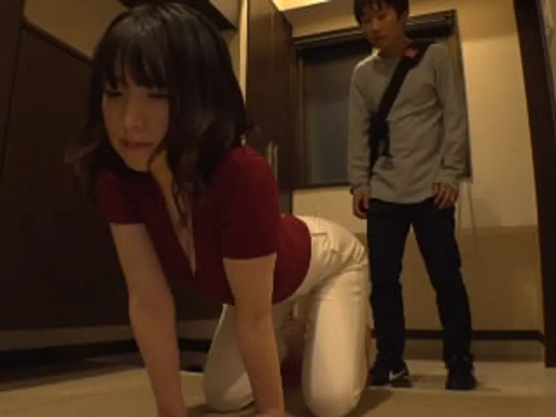 Gã chồng lo làm việc, cô vợ ở nhà vụng trộm với cậu thanh niên phòng bên