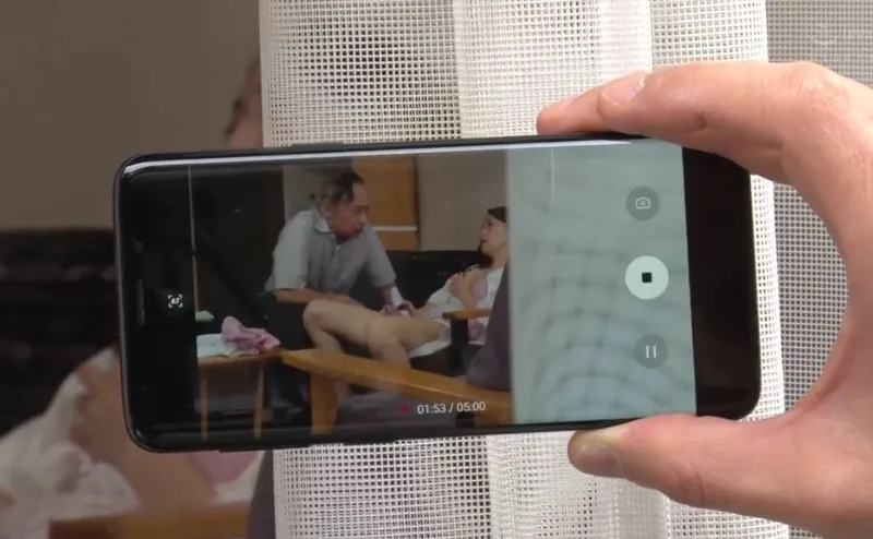 Bạn gái của con trai gian díu với bố chồng bị gã tiền bối khu phố phát hiện