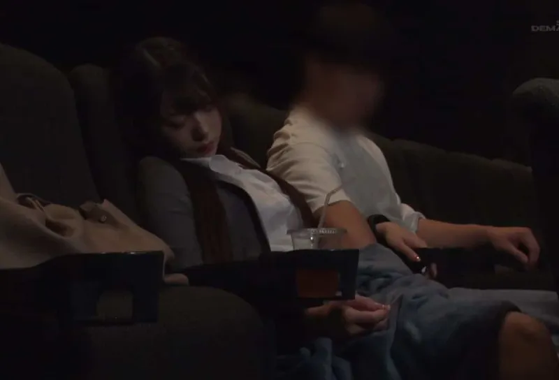 Thanh niên tranh thủ thủ dâm em người yêu văn phòng ngủ gục ở rạp phim