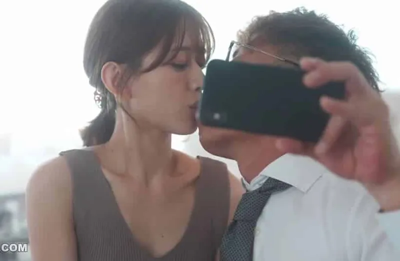 Thấy người vợ hơi lạ, gã chồng xem điện thoại vợ và thấy cảnh xoạc với sếp của mình