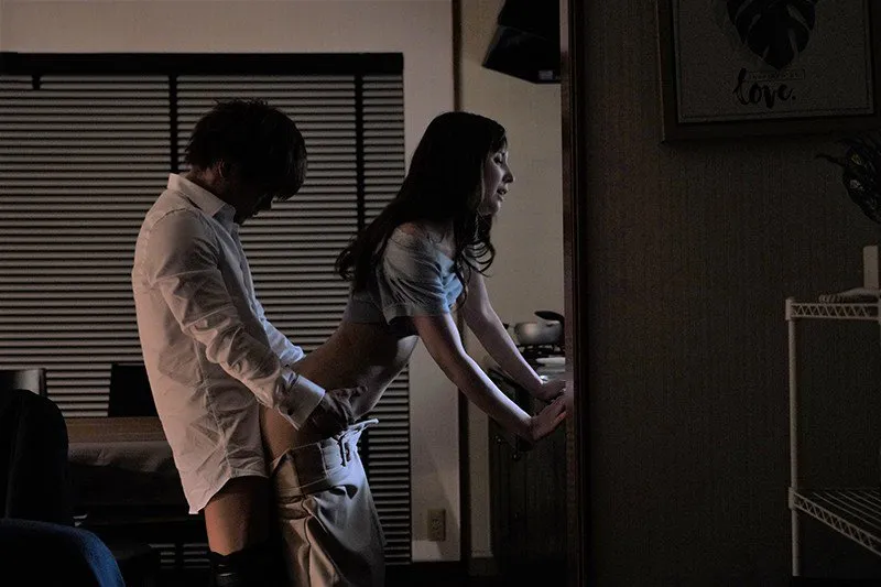 Sếp đi làm ăn, cậu nhân viên đến nhà làm tình cô vợ ông ấy